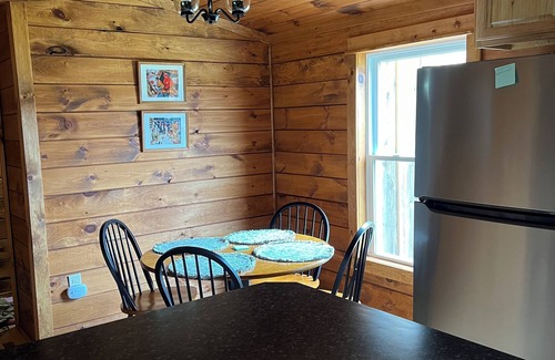 Scott Cabina | 3-bedroom lodge in Homer close to sports fields, orchards, and ski resorts