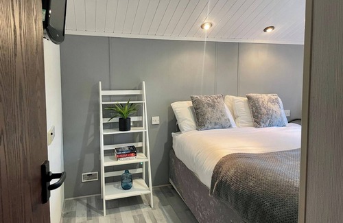 South Cerney Cabina | 3 Bedroom Lodge - Pets, Parking, Wifi, Pool Access