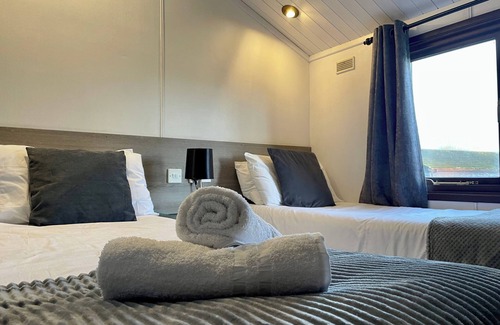 South Cerney Cabina | 3 Bedroom Lodge - Pets, Parking, Wifi, Pool Access