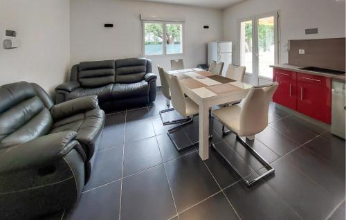 Regusse Apartamento | 3 Bedroom Lovely Apartment In Régusse