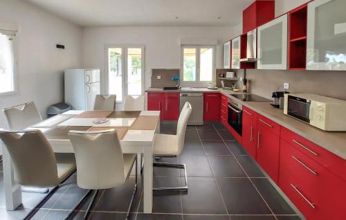 Regusse Apartamento | 3 Bedroom Lovely Apartment In Régusse