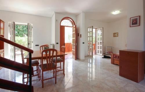 Laura Casa | 3 Bedroom Lovely Home In Capaccio Scalo