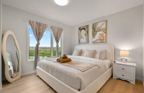Seton Casa | 3 Bedroom Luxurious Seton Town Home with Central AC and Lake View