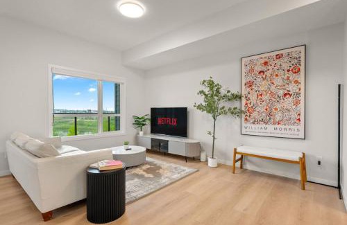 Seton Casa | 3 Bedroom Luxurious Seton Town Home with Central AC and Lake View