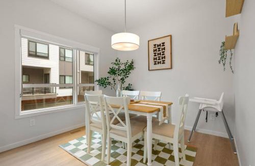 Seton Casa | 3 Bedroom Luxurious Seton Town Home with Central AC and Lake View