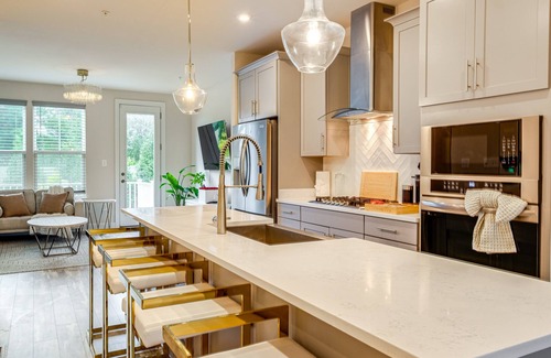 Largo Casa | 3-bedroom modern retreat in Largo close to shopping, restaurants and DC