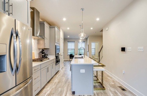 Largo Casa | 3-bedroom modern retreat in Largo close to shopping, restaurants and DC