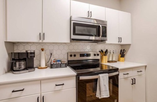 Downtown Oklahoma City Apartamento | 3-bedroom Modern apartment in downtown Bricktown with 24/7 gym and pool