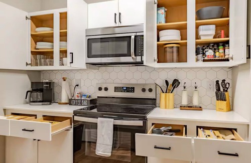 Downtown Oklahoma City Apartamento | 3-bedroom Modern apartment in downtown Bricktown with 24/7 gym and pool