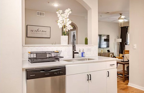 Downtown Oklahoma City Apartamento | 3-bedroom Modern apartment in downtown Bricktown with 24/7 gym and pool
