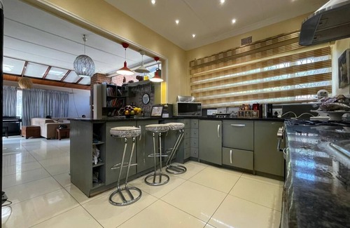 Greater Johannesburg Metropolitan Area Casa | 3-Bedroom Oasis with Pool Welcome to your perfect getaway!