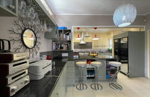 Greater Johannesburg Metropolitan Area Casa | 3-Bedroom Oasis with Pool Welcome to your perfect getaway!