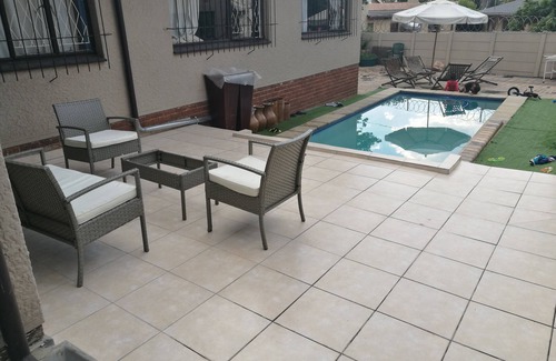Greater Johannesburg Metropolitan Area Casa | 3-Bedroom Oasis with Pool Welcome to your perfect getaway!