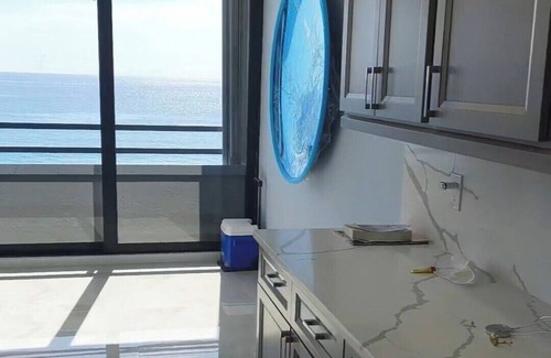 South Palm Beach Condominio | 3-bedroom Oceanfront Palm Beach Condo with Pool & Steps to the Beach
