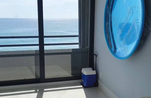 South Palm Beach Condominio | 3-bedroom Oceanfront Palm Beach Condo with Pool & Steps to the Beach
