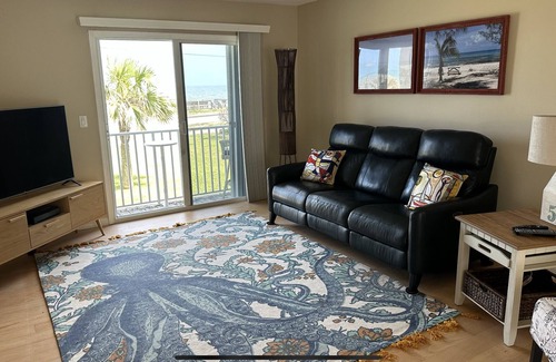 Ormond-by-the-Sea Casa | 3 bedroom Oceanview townhome with double car garage