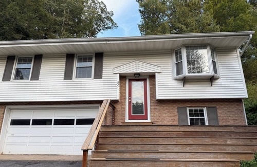 Park Forest Village Casa | 3-bedroom Penn State house walk to restaurants!