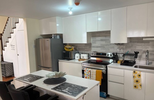 Portmore Apartamento | 3-bedroom penthouse in Portmore. Pool and beach access. Centrally located