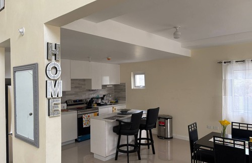 Portmore Apartamento | 3-bedroom penthouse in Portmore. Pool and beach access. Centrally located