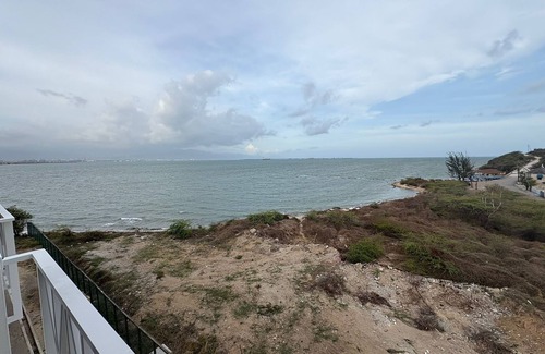 Portmore Apartamento | 3-bedroom penthouse in Portmore. Pool and beach access. Centrally located