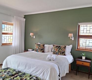 Stellenbosch Central Apartamento | 3-Bedroom Penthouse in Stellenbosch for 5 Guests with Stunning Mountain Views