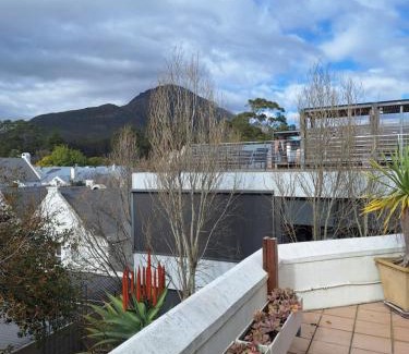 Stellenbosch Central Apartamento | 3-Bedroom Penthouse in Stellenbosch for 5 Guests with Stunning Mountain Views