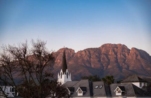 Stellenbosch Central Apartamento | 3-Bedroom Penthouse in Stellenbosch for 5 Guests with Stunning Mountain Views