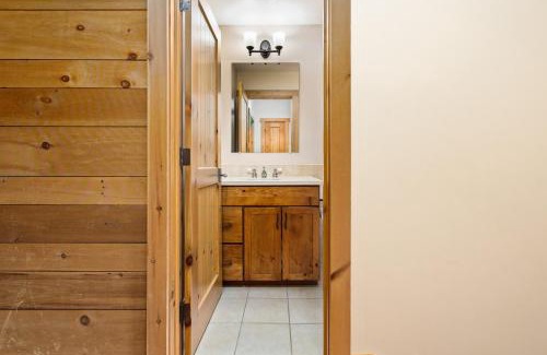 Stratton Mountain Casa | 3 Bedroom plus Loft at Stratton with Hot Tub