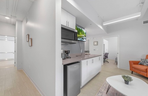South Kansas City Apartamento | 3-bedroom Pod in Kansas City w/ WiFi, AC, Parking & Dedicated Workspace by UMKC