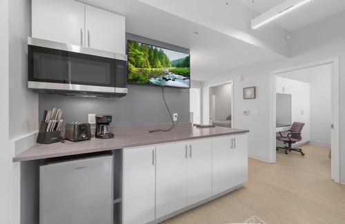 South Kansas City Apartamento | 3-bedroom Pod in Kansas City w/ WiFi, AC, Parking & Dedicated Workspace by UMKC