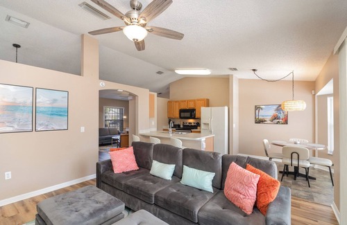 Interchange Square Casa | 3-bedroom pool house in Palm Bay in quiet neighborhood