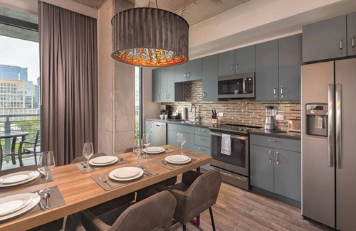 West End Condominio | 3 Bedroom Presidential Condo, Sleeps 8, Downtown Austin, Wyndham Austin Resort!