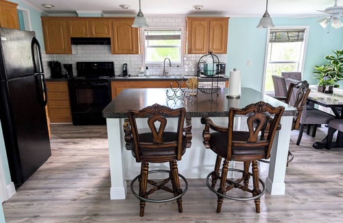 Avis Oaks Casa | 3-bedroom Private Forest Retreat Home with Wifi and Full Kitchen