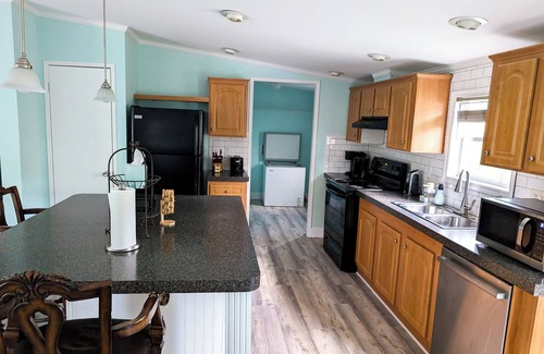 Avis Oaks Casa | 3-bedroom Private Forest Retreat Home with Wifi and Full Kitchen