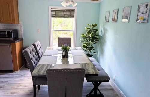 Avis Oaks Casa | 3-bedroom Private Forest Retreat Home with Wifi and Full Kitchen