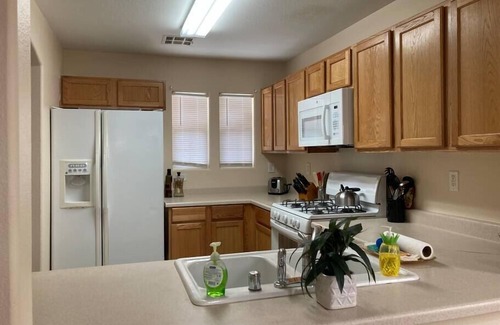 Rhodes Ranch Casa | 3 bedroom (queen size beds), 2.5 bathroom with easy highway access to all your favorite places!