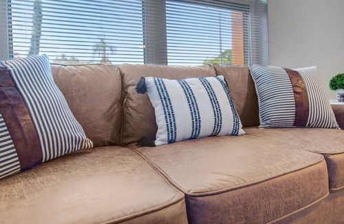 Holiday Cabaña | 3-Bedroom Ranch House w/ AMAZING Backyard Firepit