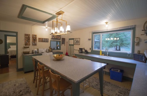 Lake Cowichan Cabina | 3 Bedroom Riverfront Cabin
