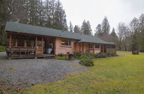 Lake Cowichan Cabina | 3 Bedroom Riverfront Cabin