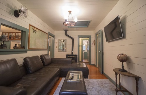Lake Cowichan Cabina | 3 Bedroom Riverfront Cabin