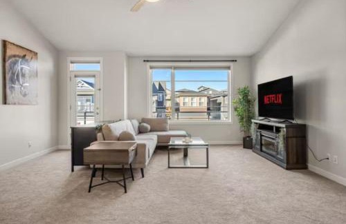 Sage Hill Casa | 3 Bedroom Sage House with AC, Driveway Parking, King Bed & More