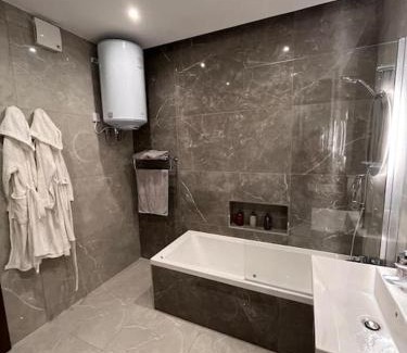 Bugibba Apartamento | 3 Bedroom Seaside Luxury Accommodation - Sleeps 8