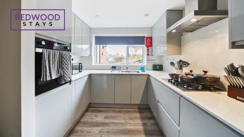 Camberley Casa | 3-Bedroom Serviced House, Free Parking for 2 Cars, Free WiFi By Redwood Stays