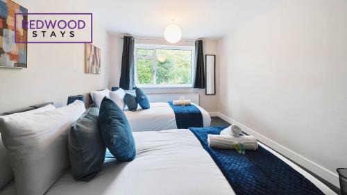 Camberley Casa | 3-Bedroom Serviced House, Free Parking for 2 Cars, Free WiFi By Redwood Stays