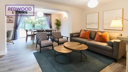 Camberley Casa | 3-Bedroom Serviced House, Free Parking for 2 Cars, Free WiFi By Redwood Stays