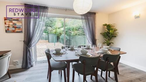 Camberley Casa | 3-Bedroom Serviced House, Free Parking for 2 Cars, Free WiFi By Redwood Stays