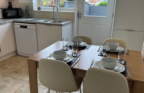Higham Ferrers Casa | 3 Bedroom, Sleeps 5/6, drive and car charger, near Rushden Lakes.