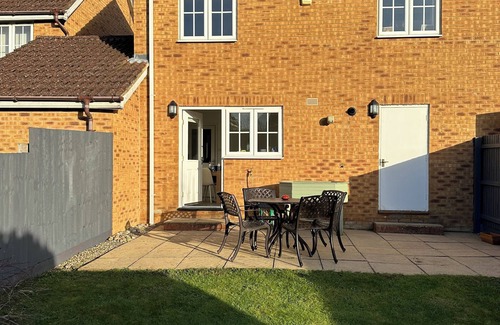 Higham Ferrers Casa | 3 Bedroom, Sleeps 5/6, drive and car charger, near Rushden Lakes.