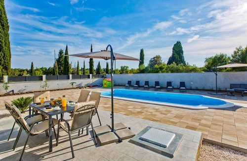 Bogomolje Casa | Impresionante casa de 3 dormitorios en.
