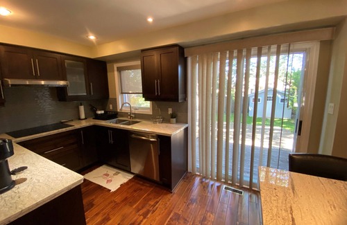 Burlington Casa | 3-Bedroom Stylish and Spotless House.